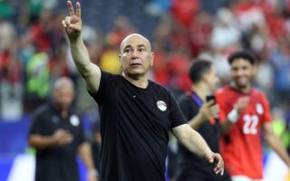 حسام حسن يراقب عمرو الجزار.. 3 أسباب تقرب مدافع الأهلي من منتخب مصر
